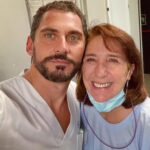Paco León Instagram - Hoy se emite en @telecincoes la segunda parte de esta mini serie @besosalaireserie También en @disneypluses Un pequeño homenaje a todos los héroes anónimos de esta pandemia. Cuando la rodamos pensábamos que iba a ser algo del pasado pero casi llevamos 2 años y esto continúa. #mierdadecoronavirus