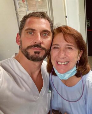 Paco León Instagram - Hoy se emite en @telecincoes la segunda parte de esta mini serie @besosalaireserie  También en @disneypluses  Un pequeño homenaje a todos los héroes anónimos de esta pandemia. Cuando la rodamos pensábamos que iba a ser algo del pasado pero casi llevamos 2 años y esto continúa.  #mierdadecoronavirus
