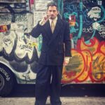 Paco León Instagram - Este traje tan especial es de @willychavarrianewyork que lo está partiendo en la pasarela neoyorquina 😎🤘👊 stylist by @nonovazquez Manhattan, New York - 紐約曼哈頓