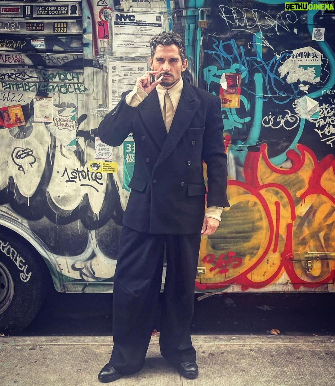 Paco León Instagram - Este traje tan especial es de @willychavarrianewyork que lo está partiendo en la pasarela neoyorquina 😎🤘👊 stylist by @nonovazquez Manhattan, New York - 紐約曼哈頓
