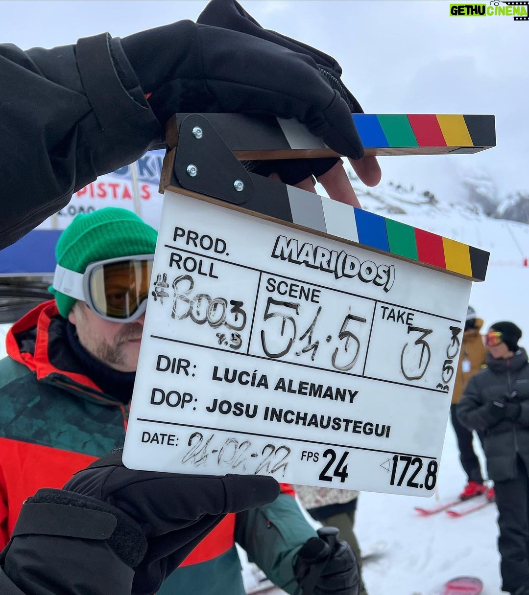 Paco León Instagram - Se acabó!! Un rodaje de una peli es una liada muy grande. Con muuuchas personas implicadas que apuran sus límites para dar lo mejor. Este rodaje de MARIDOS con @lucia__alemany de la mano de súper @ernestoalterio he conocido seres increíbles aquí algunos. #equipatzo 🎬