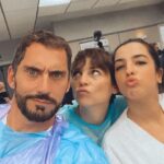 Paco León Instagram - Hoy se emite en @telecincoes la segunda parte de esta mini serie @besosalaireserie También en @disneypluses Un pequeño homenaje a todos los héroes anónimos de esta pandemia. Cuando la rodamos pensábamos que iba a ser algo del pasado pero casi llevamos 2 años y esto continúa. #mierdadecoronavirus