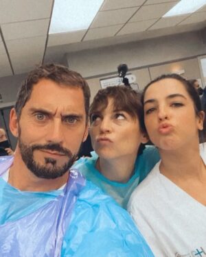 Paco León Instagram - Hoy se emite en @telecincoes la segunda parte de esta mini serie @besosalaireserie  También en @disneypluses  Un pequeño homenaje a todos los héroes anónimos de esta pandemia. Cuando la rodamos pensábamos que iba a ser algo del pasado pero casi llevamos 2 años y esto continúa.  #mierdadecoronavirus