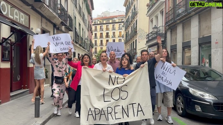 Paco León Instagram - Salimos a las calles a gritar la verdad del cumplaños de @mirenib ❤️de una de las personas más guays del mundo según según la revista @forbes #nolosaparenta