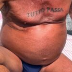 Paco León Instagram – Es difícil encontrar referentes que te ayuden a ilusionarte con la vejez que por otra parte ojalá venga. Cuando veo esos viejos italianos, completamente marrones, con sus bañadores turbo comiéndose un helado, me digo. Ok vamos!  Como decía Ava Gardner de España. A mí me encanta Italia porque tiene los mismos defectos que yo. 🇮🇹