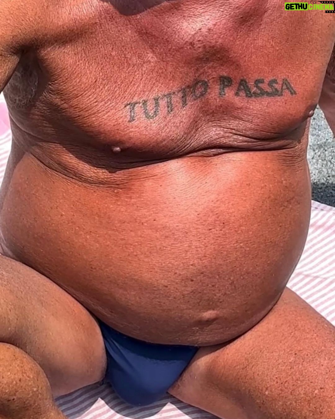 Paco León Instagram - Es difícil encontrar referentes que te ayuden a ilusionarte con la vejez que por otra parte ojalá venga. Cuando veo esos viejos italianos, completamente marrones, con sus bañadores turbo comiéndose un helado, me digo. Ok vamos! Como decía Ava Gardner de España. A mí me encanta Italia porque tiene los mismos defectos que yo. 🇮🇹