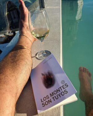 Paco León Instagram - “Ojalá en el próximo recital de poesía un poeta abra la boca y suene una foca llamando a su cría.  En ese preciso momento toda la sala se llena de un insoportable olor a cieno, a peo. Y un niño muy chiquitillo se levanta del patio de butacas y dice:  IYO, EL AMOH Ê LO MÂH GRANDE QUE HAY.” LOS MONTES SON TUYOS de @albertocortesruiz 🙌