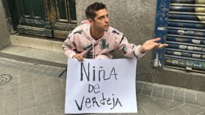 Paco León Instagram - Salimos a las calles a gritar la verdad del cumplaños de @mirenib ❤️de una de las personas más guays del mundo según  según la revista @forbes  #nolosaparenta