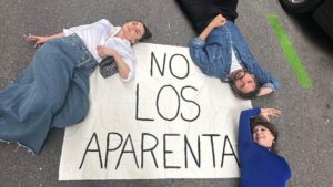 Paco León Instagram - Salimos a las calles a gritar la verdad del cumplaños de @mirenib ❤️de una de las personas más guays del mundo según  según la revista @forbes  #nolosaparenta