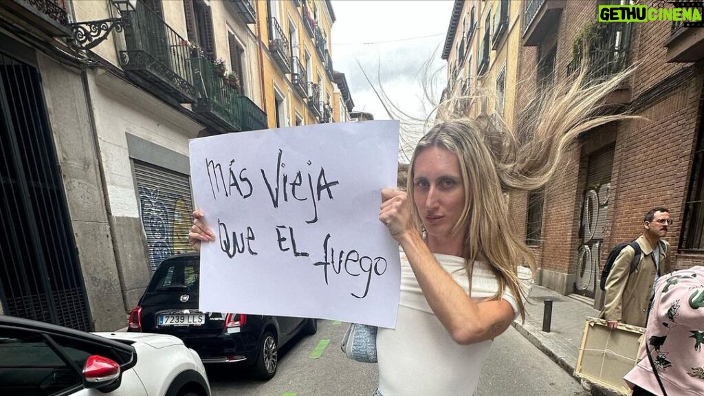 Paco León Instagram - Salimos a las calles a gritar la verdad del cumplaños de @mirenib ❤️de una de las personas más guays del mundo según según la revista @forbes #nolosaparenta