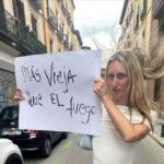 Paco León Instagram - Salimos a las calles a gritar la verdad del cumplaños de @mirenib ❤️de una de las personas más guays del mundo según según la revista @forbes #nolosaparenta