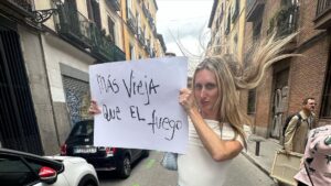 Paco León Instagram - Salimos a las calles a gritar la verdad del cumplaños de @mirenib ❤️de una de las personas más guays del mundo según  según la revista @forbes  #nolosaparenta