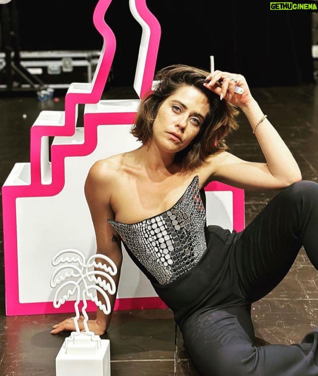 Paco León Instagram - Mi hermana @marialeonbarrios La Kristen Stuart de Sevilla, estrenó ayer #ElHijoZurdo una joya premiada como la mejor miniserie en @canneseries Creada por @fale73 @pacor.b @atipicafilms @movistarplus #orgullo A partir del 27 de Abril en Movistar!!