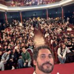 Paco León Instagram – Hablando de “Carmina o revienta” con 250 jóvenes en la @filmotecaes dentro del programa  @platinoeducaoficial #filmotecaeducativa #platinoeduca