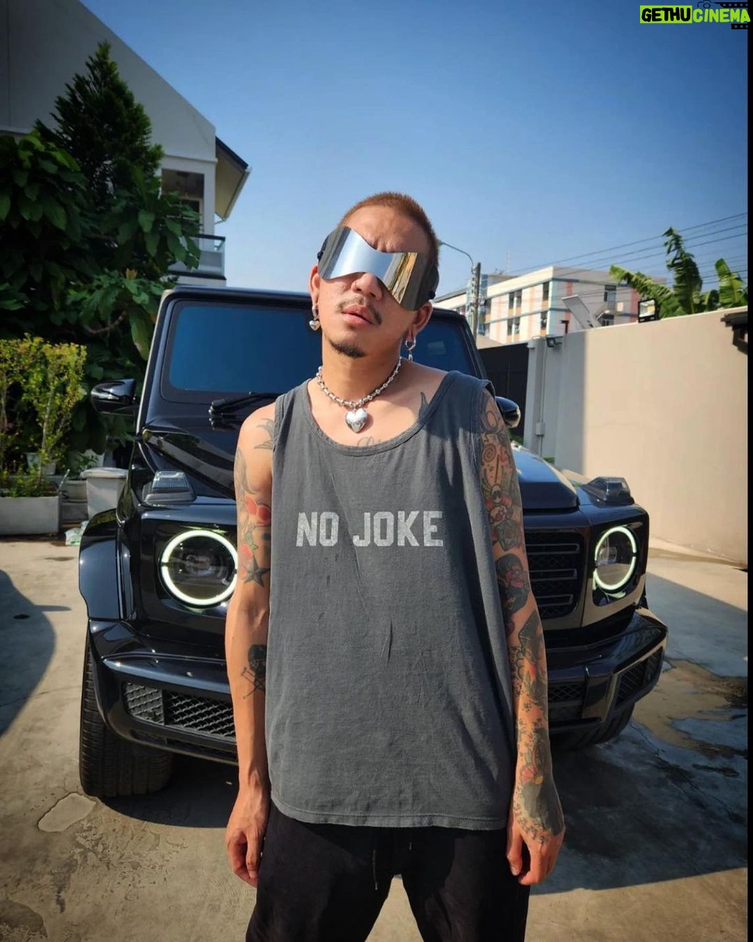 Padung Songsang Instagram - หน้าร้อนนี้มีกันยัง no joke 🤡 " JSPKK TANK TOP NOJOKE " Size : FREE SIZE (54" × 26.5") PRICE : 790 BAHT ( Free shipping ⚡️ ) COLOR : vintage dark grey ชมสินค้า : IG : jspkk_store คลิก : https://instagram.com/jspkk_store?igshid=YmMyMTA2M2Y= สอบถามรายละเอียด และสั่งซื้อสินค้า : Line @jspkkstore คลิก : https://page.line.me/jspkkstore ขอบคุณนะครับ