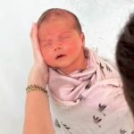 Paga Instagram - Thalasso /Thérapeutique bain BB Giorgia 💕💕 🤍C’était il y’a bientôt 3 mois , et je m’en souviens encore .. ✨de l’amour ++++ , de l’émotion +++  « Giorgia était si détendue si apaisée »🌸 🌈Merci @giuseppacrl @paga_lmsa de m’avoir confié votre merveille , merci pour votre confiance , merci pour votre accueil , et votre immense gentillesse 🙏🏻 #lebaindesonia #thalassobain #therapeutiquebain #tbbmarseille #giorgia #littlegirl #newborn #maternité #cadeaunaissance #cadeauunique #allaitement #accompagnementperinatal