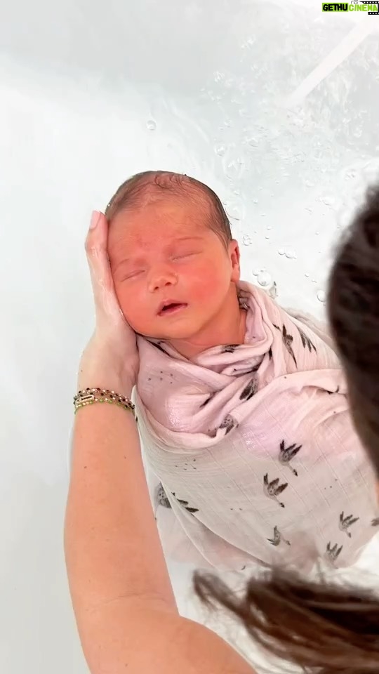Paga Instagram - Thalasso /Thérapeutique bain BB Giorgia 💕💕 🤍C’était il y’a bientôt 3 mois , et je m’en souviens encore .. ✨de l’amour ++++ , de l’émotion +++ « Giorgia était si détendue si apaisée »🌸 🌈Merci @giuseppacrl @paga_lmsa de m’avoir confié votre merveille , merci pour votre confiance , merci pour votre accueil , et votre immense gentillesse 🙏🏻 #lebaindesonia #thalassobain #therapeutiquebain #tbbmarseille #giorgia #littlegirl #newborn #maternité #cadeaunaissance #cadeauunique #allaitement #accompagnementperinatal