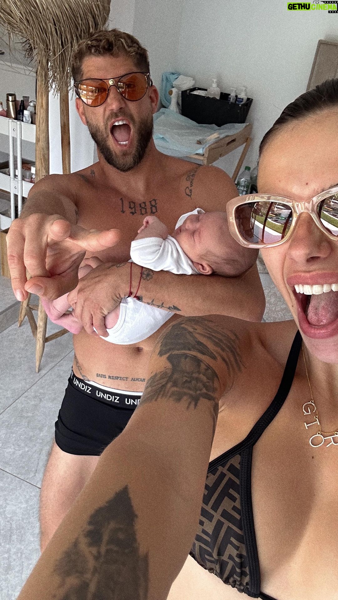 Paga - 154.4K Likes - Et voilà déjà 2 mois de toi Giorgia, 2 mois que tu nous a fait découvrir ce qu’était le bonheur absolu, l’amour inconditionnel… la plus belle aventure de toute une vie ❤️ on t’aime si fort et un jour tu pourras regarder ces vidéos tu diras qu’on était complètement fous 😂😋
