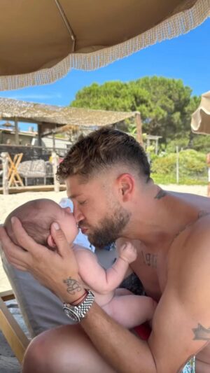 Paga Instagram - Et oui c’est la fête, c’est la fête des papa ma toute première 🥳
quel bonheur je souhaite à tous les papa une bonne fête 🫶♥️🫶♥️
Mais aussi à mon papa 🫶♥️🫶♥️