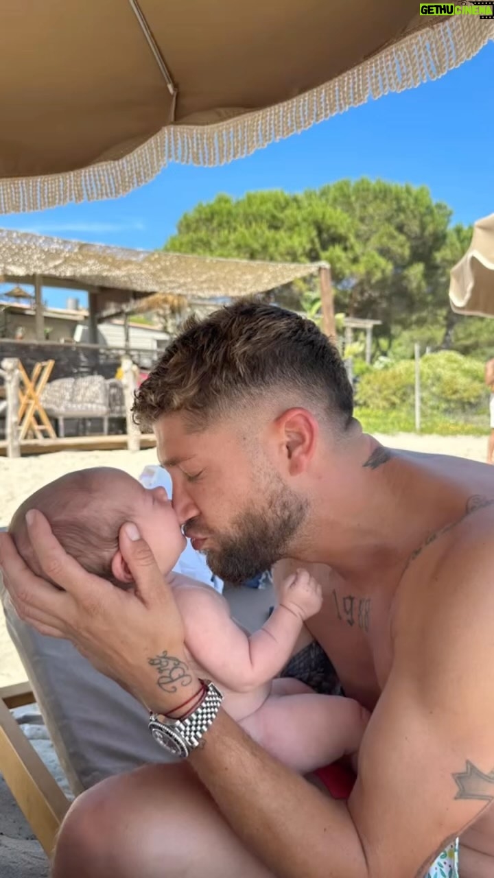 Paga - 112.8K Likes - Et oui c’est la fête, c’est la fête des papa ma toute première 🥳
quel bonheur je souhaite à tous les papa une bonne fête 🫶♥️🫶♥️
Mais aussi à mon papa 🫶♥️🫶♥️