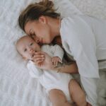 Paga Instagram – Ma fille, ma Giorgia ce soir il y’a quelques sentiments en moi de nostalgie pendant que tu dors dans ton lit maman te regarde ..🤍 et je me dis que tu grandis, que le temps passe si vite.. depuis que tu es nĂ©e tu as changĂ© notre vie, tu as rendu le temps plus prĂ©cieux, les moments sont plus jovial et souriant, la vie a plus de goĂ»t, meme la tristesse est plus cool puisque nous nous rappelons ton papa et moi que tu es lĂ et que la vie est si belle grâce Ă toi… je ne serais jamais assez reconnaissante de t’avoir portĂ©, donner vie et aujourd’hui de t’avoir comme fille pour l’éternitĂ© cet amour ne feras que s’amplifier mĂŞme si j’ai l’impression qu’il est dĂ©jĂ au plus haut je sais que c’est sans fin ❤️ nous t’aimons très fort ton papa et moi ✨