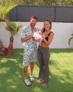 Paga Instagram - Aujourd’hui c’est les 3 mois de Giorgia 3 mois que nous sommes comblés d’amour, que nous apprenons chaque jours à être les meilleurs parents pour elle dans cette nouvelle aventure à 3 🫶🏼 nous avons créé un Instagram @lestarpainsucres celui où nous allons partager des moments de notre vie de famille et pleins d’autres ✨ on vous remercie pour vos messages, votre soutien au quotidien une team comme ça ou rien 💚 joyeux 3 mois ma grenouille 🥹
