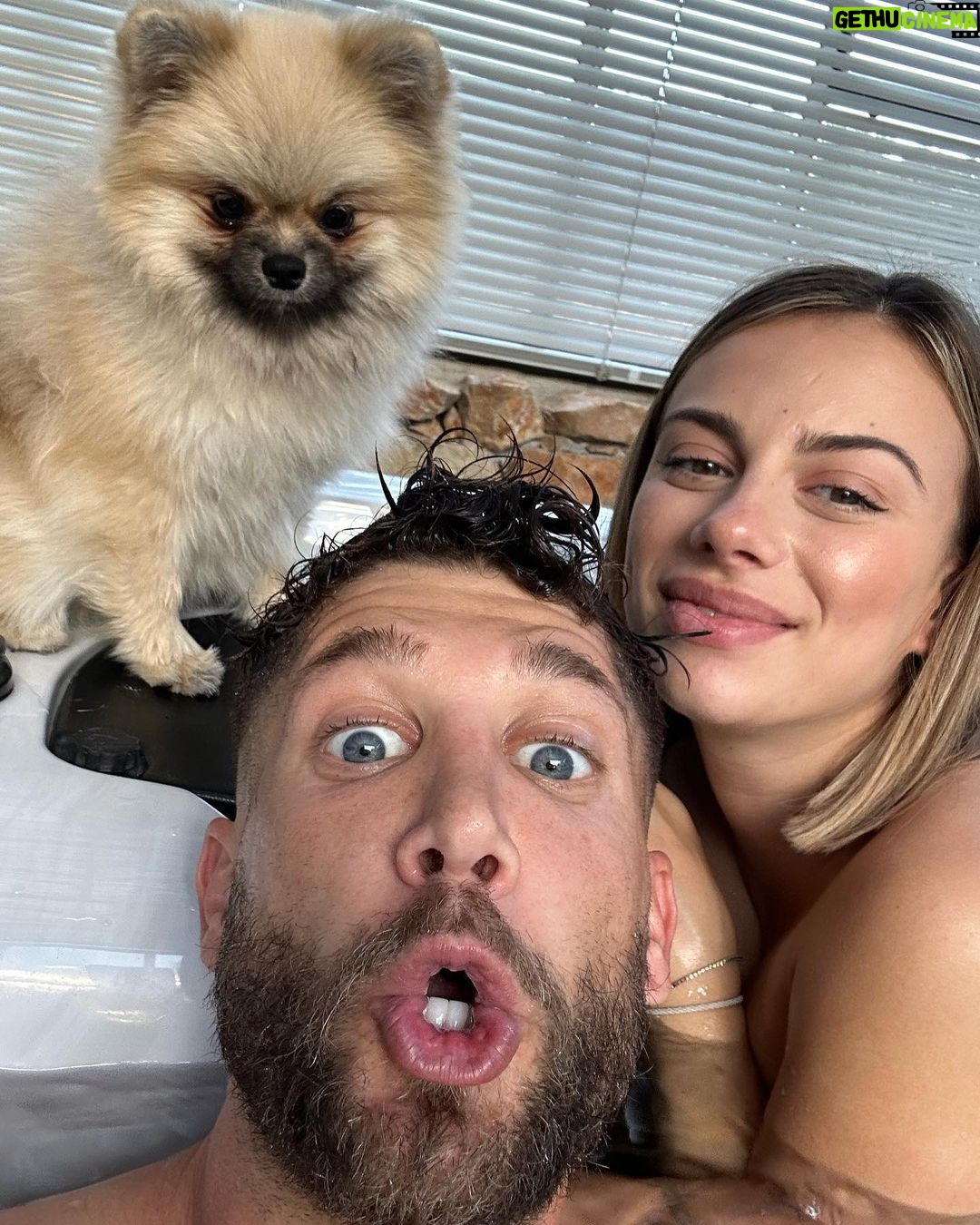 Paga - 136.5K Likes - une petite photo souvenir selfie en famille 🫶 @lespiedstanques83 @giuseppacrl
ne me jugez pas sur ma tête 😂