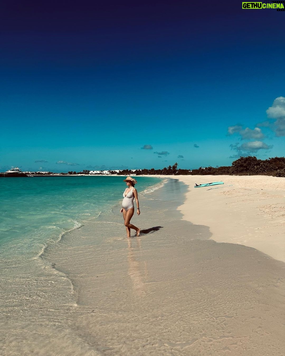 Paga Instagram - Happy Valentine’s day 🌈❤️☀️ cette amour unique encore et encore avec toi ✨ @paga_lmsa Anguilla - Eastern Carribean