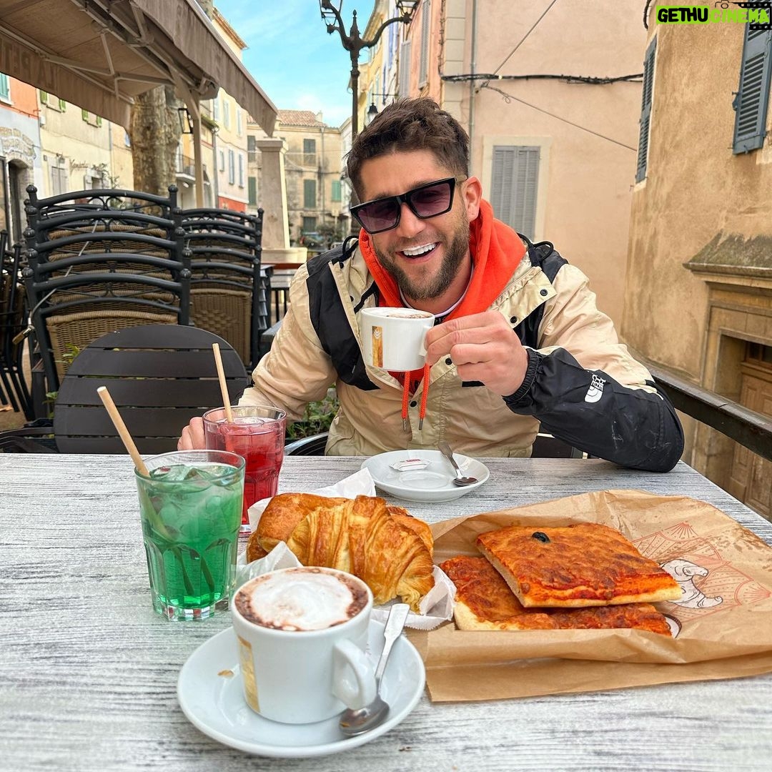 Paga - 70K Likes - C est dans la simplicité qu’on partage les meilleurs moments.
Bon week la FAMILLE - LOVE U 🫶♥️
📸 @cedric_carian