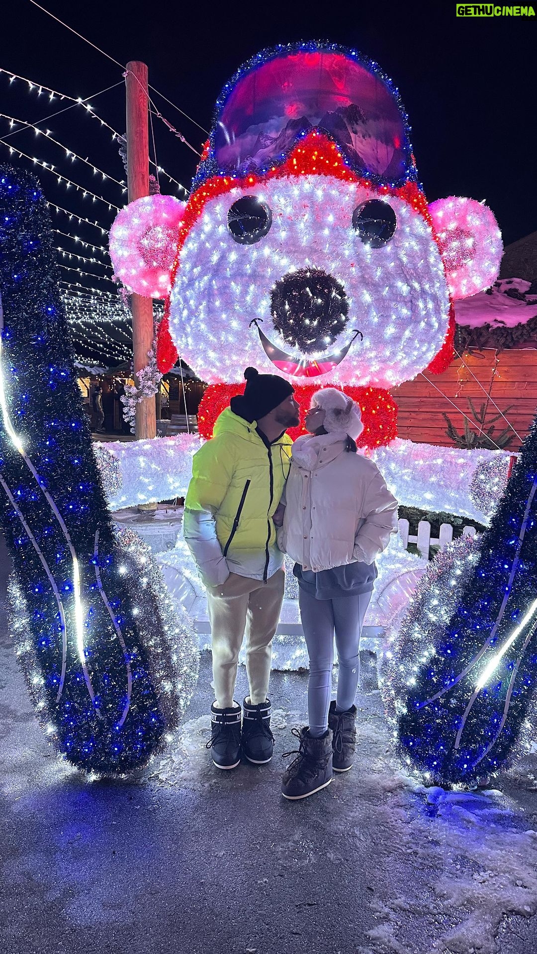Paga Instagram - Je vous souhaite de joyeuses fêtes, et surtout profitez en famille ♥️ C’est la meilleure chose au monde, un peu de globules rouges à la montagne 😂 et du ski et aussi des raclettes 😂♥️