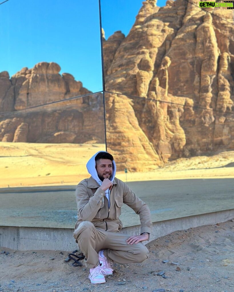 Paga Instagram - Une matinée incroyable dans un lieu unique !!! Des endroits magnifiques à @VisitSaudi on s’est retrouvés entre monuments historiques et nouvelles constructions à @ExperienceAlUla. - #VisitSaudi - @AlUlaMoments - #AlUlaMoments - #TheWorldsMasterpiece - #AlUla - #experiencealula Medain Saleh, Saudi Arabia