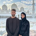 Paga Instagram - Reconnaissant tout les deux d’avoir la chance, l’opportunité de pouvoir vivre des expériences tel que d’avoir pu visiter cette grande mosquée d’Abu dhabi qui nous a mis des étoiles dans les yeux… encore plus heureuse de l’avoir vécu avec toi @paga_lmsa je t’aime 🫶🏼 merci la vie ☝🏼🙏🏼 de nous avoir permis d’accomplir tout ça ensemble, les souvenirs, l’amour pur, les épreuves, l’apprentissage, et aujourd’hui un bébé qui arrive dans notre vie… Grand Mosque, Abu Dhabi