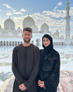 Paga Instagram - Reconnaissant tout les deux d’avoir la chance, l’opportunité de pouvoir vivre des expériences tel que d’avoir pu visiter cette grande mosquée d’Abu dhabi qui nous a mis des étoiles dans les yeux… encore plus heureuse de l’avoir vécu avec toi @paga_lmsa je t’aime 🫶🏼 merci la vie ☝🏼🙏🏼 de nous avoir permis d’accomplir tout ça ensemble, les souvenirs, l’amour pur, les épreuves, l’apprentissage, et aujourd’hui un bébé qui arrive dans notre vie… Grand Mosque, Abu Dhabi