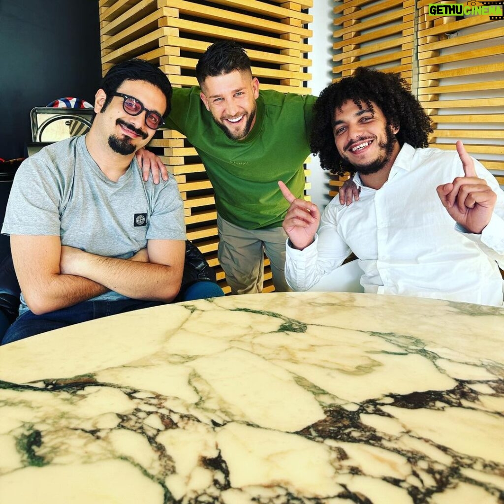 Paga Instagram - Un régale avec les frates @nordine.salhi et @karim.jebli merci pour ce tournage ça va être une dinguerie « les Deguns 2 » ♥️🙏🏻 Dubái