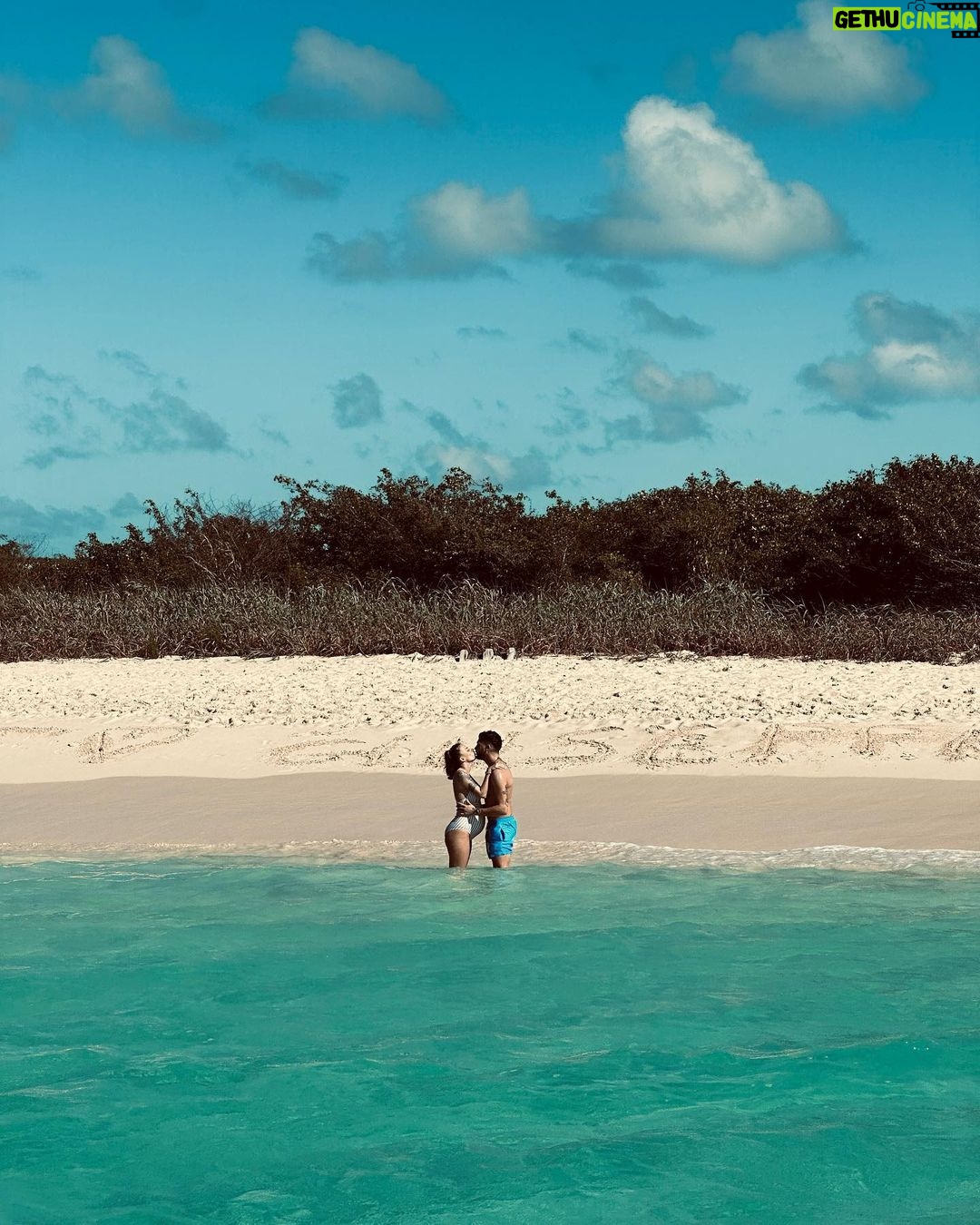 Paga Instagram - Happy Valentine’s day 🌈❤️☀️ cette amour unique encore et encore avec toi ✨ @paga_lmsa Anguilla - Eastern Carribean
