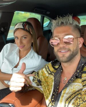 Paga Instagram - COUP DE FOUDRE 😻 NOTRE TOUTE PREMIÈRE PHOTO 🫶

Cette année et spécial et magique avec l’arrivé de notre bébé 👶 

Je suis sur mon petit ⛅️ 

J ai pas de mot pour expliquer mon amour, @giuseppacrl 

Depuis le 1 et jour je savais que c était toi ..
Tu es unique @giuseppacrl et surtout drôle 🤣 

💕 I LOVE YOU 💕

BONNE SAINT VALENTIN 💘 A TOUS ET POUR LES CÉLIBATAIRES L AMOUR  ARRIVE TÔT OU TARD 🙏🏻♥️