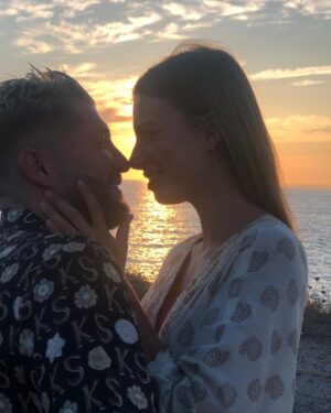 Paga Instagram - COUP DE FOUDRE 😻 NOTRE TOUTE PREMIÈRE PHOTO 🫶

Cette année et spécial et magique avec l’arrivé de notre bébé 👶 

Je suis sur mon petit ⛅️ 

J ai pas de mot pour expliquer mon amour, @giuseppacrl 

Depuis le 1 et jour je savais que c était toi ..
Tu es unique @giuseppacrl et surtout drôle 🤣 

💕 I LOVE YOU 💕

BONNE SAINT VALENTIN 💘 A TOUS ET POUR LES CÉLIBATAIRES L AMOUR  ARRIVE TÔT OU TARD 🙏🏻♥️