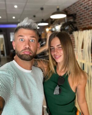 Paga Instagram - COUP DE FOUDRE 😻 NOTRE TOUTE PREMIÈRE PHOTO 🫶

Cette année et spécial et magique avec l’arrivé de notre bébé 👶 

Je suis sur mon petit ⛅️ 

J ai pas de mot pour expliquer mon amour, @giuseppacrl 

Depuis le 1 et jour je savais que c était toi ..
Tu es unique @giuseppacrl et surtout drôle 🤣 

💕 I LOVE YOU 💕

BONNE SAINT VALENTIN 💘 A TOUS ET POUR LES CÉLIBATAIRES L AMOUR  ARRIVE TÔT OU TARD 🙏🏻♥️