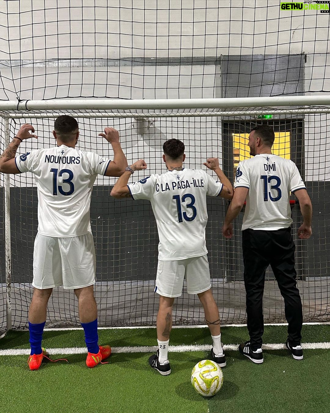 Paga Instagram - ce soir, c est la PAGAILLE on est pas là pour enfiler des perles gros match avec mon ami @cedric_carian le couz @dimii_garcia et surtout avec ce beau maillot de l’ @olympiquedemarseille , dernière édition @juldetp Bonne soirée la fafa ♥️ Marseille, France