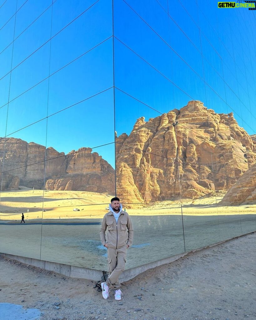 Paga Instagram - Une matinée incroyable dans un lieu unique !!! Des endroits magnifiques à @VisitSaudi on s’est retrouvés entre monuments historiques et nouvelles constructions à @ExperienceAlUla. - #VisitSaudi - @AlUlaMoments - #AlUlaMoments - #TheWorldsMasterpiece - #AlUla - #experiencealula Medain Saleh, Saudi Arabia