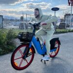Paga Instagram - Hello tout le monde ! Comment ça va ? Je vous laisse légender cette photo 🚲🚲 Ce soir à 18:50 restez connecté devant les marseillais !!!!! @w9officiel Marseille, France