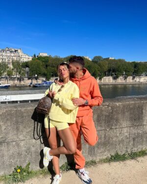 Paga Instagram - Une journée qui devait finir à Disneyland Paris, finalement complet 🥺 alors on profite du soleil parisien pour se promener avec @giuseppacrl en amoureux… À ce soir pour ce Classico, aller l’ @olympiquedemarseille et retrouvez moi ce soir sur @funradio de 21 a minuit en live … ♥️ @oceansapart.fr