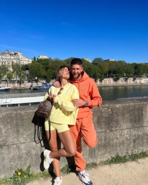 Paga Instagram - Une journée qui devait finir à Disneyland Paris, finalement complet 🥺 alors on profite du soleil parisien pour se promener avec @giuseppacrl en amoureux… À ce soir pour ce Classico, aller l’ @olympiquedemarseille et retrouvez moi ce soir sur @funradio de 21 a minuit en live … ♥️ @oceansapart.fr