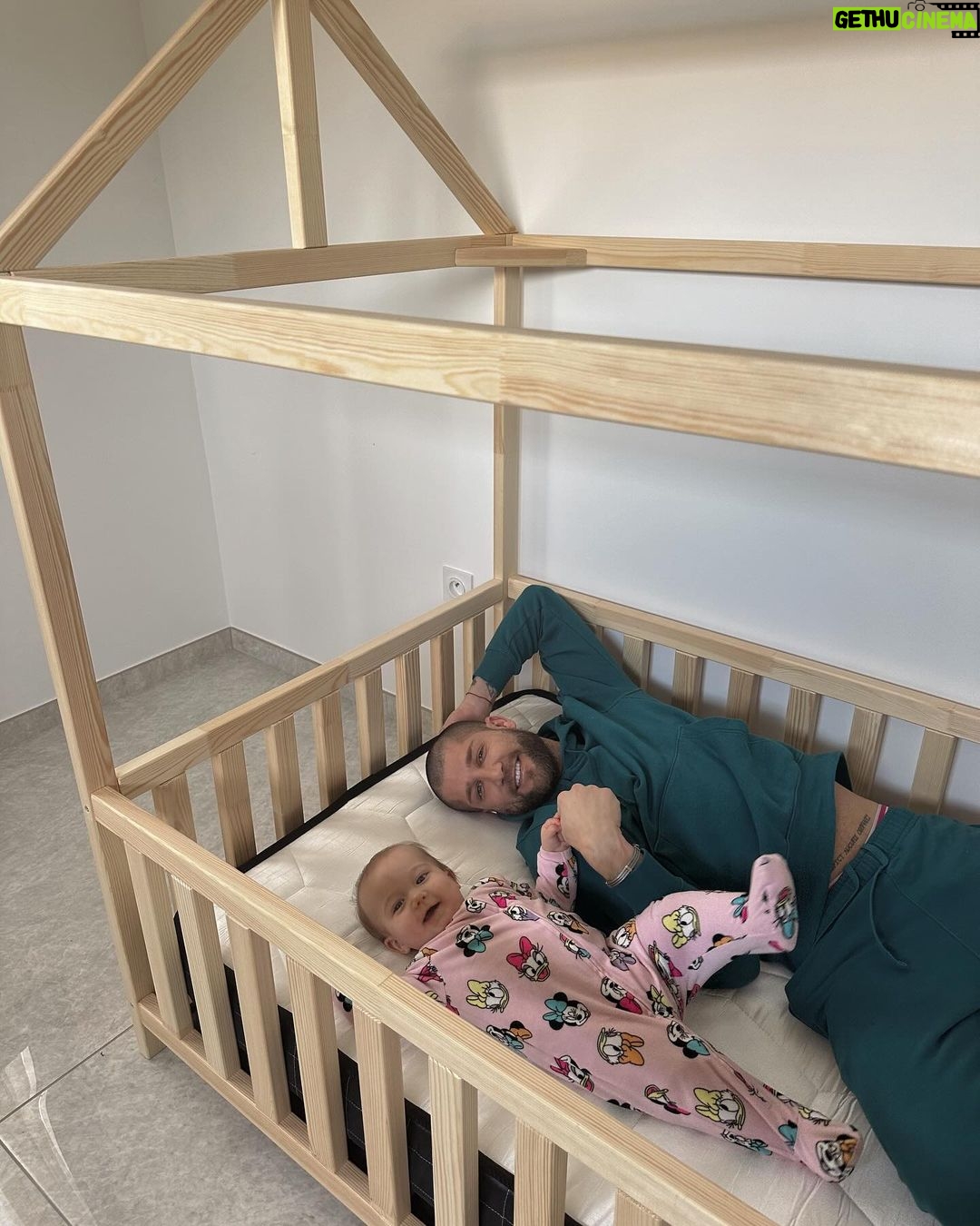 Paga Instagram - Nouvelle étape pour notre amour de Giorgia qui passe bientôt au lit cabane elle auras 10 mois quand la chambre seras terminé je pense ! Elle était ravie et nous aussi 🥹🥲🩵 et vous a quel âge êtes vous passé au lit au sol ? (On va mettre un tapis de sécurité tout le long du lit !) merci encore pour tout @housswood ❤️ Collaboration non rémunérée