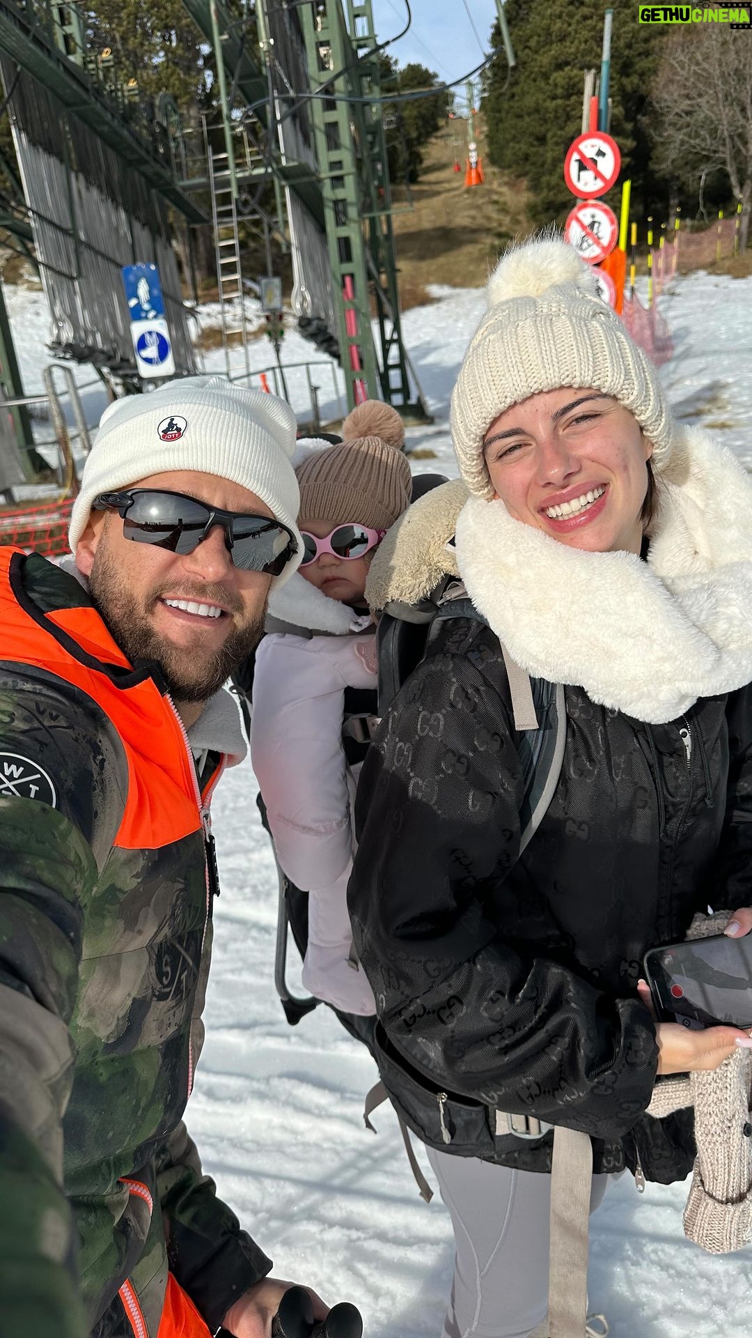 Paga Instagram - Voilà, un résumé de nos petites vacances entre amis, en famille, et surtout cette première fois pour notre petite merveille , GIORGIA. En remerciant, encore une fois notre ami Thierry et sa femme vero . Pour ce super moment au @legrizzlyluxelocation ainsi que pour toutes les invitations aux activités et dans de bonnes adresse de restaurants. Merci à @fontromeu.p2000.altiservice @stationfontromeu . Je vous souhaite de passer de bonnes fêtes, Noël, 🎄 et sans oublier le kiff avec la famille Garcia @jessicathivenin @thibaultgarcia 🫶♥️🫶 Font-Romeu