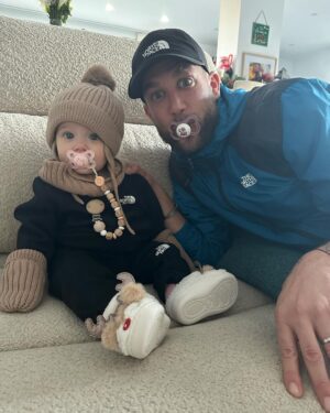 Paga Instagram - Je retourne en enfance 👶 

Vous imaginez pas  le bonheur que je me procure avec ma merveille, on vous souhaite une belle journée et une belle semaine 🫶♥️🫶 @thenorthfacefr