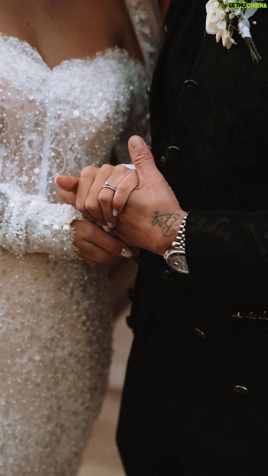 Paga Instagram - À nous et à nos futur plus belles années à vivre ✨💍❤️ cette vidéo me donne des frissons et surtout beaucoup d’émotions 🥲🥹 @les_tarpin_loin