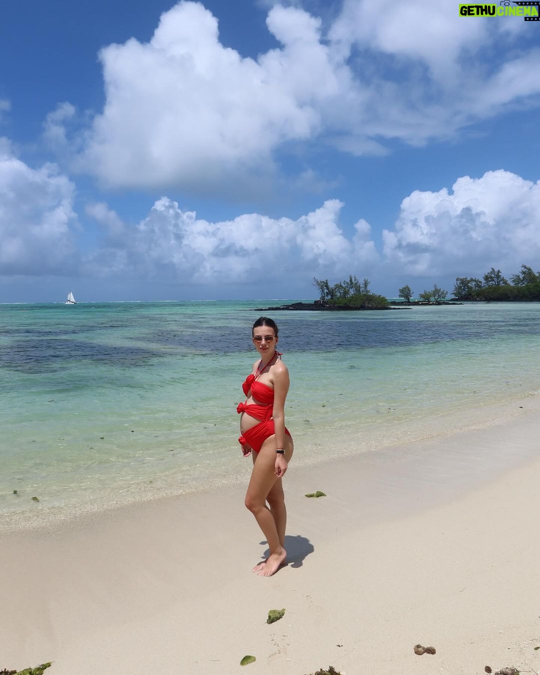 Paga Instagram - Le vlog de notre voyage à Maurice et découverte des magnifiques îles en bateaux est disponible sur ma chaîne (lien dans ma bio) vous allez aussi nous voir sous l’eau avec les dauphins. Nous en avons des souvenirs pleins la tête! 🌺💚🥰 Ille Aux Cerf, Mauritius