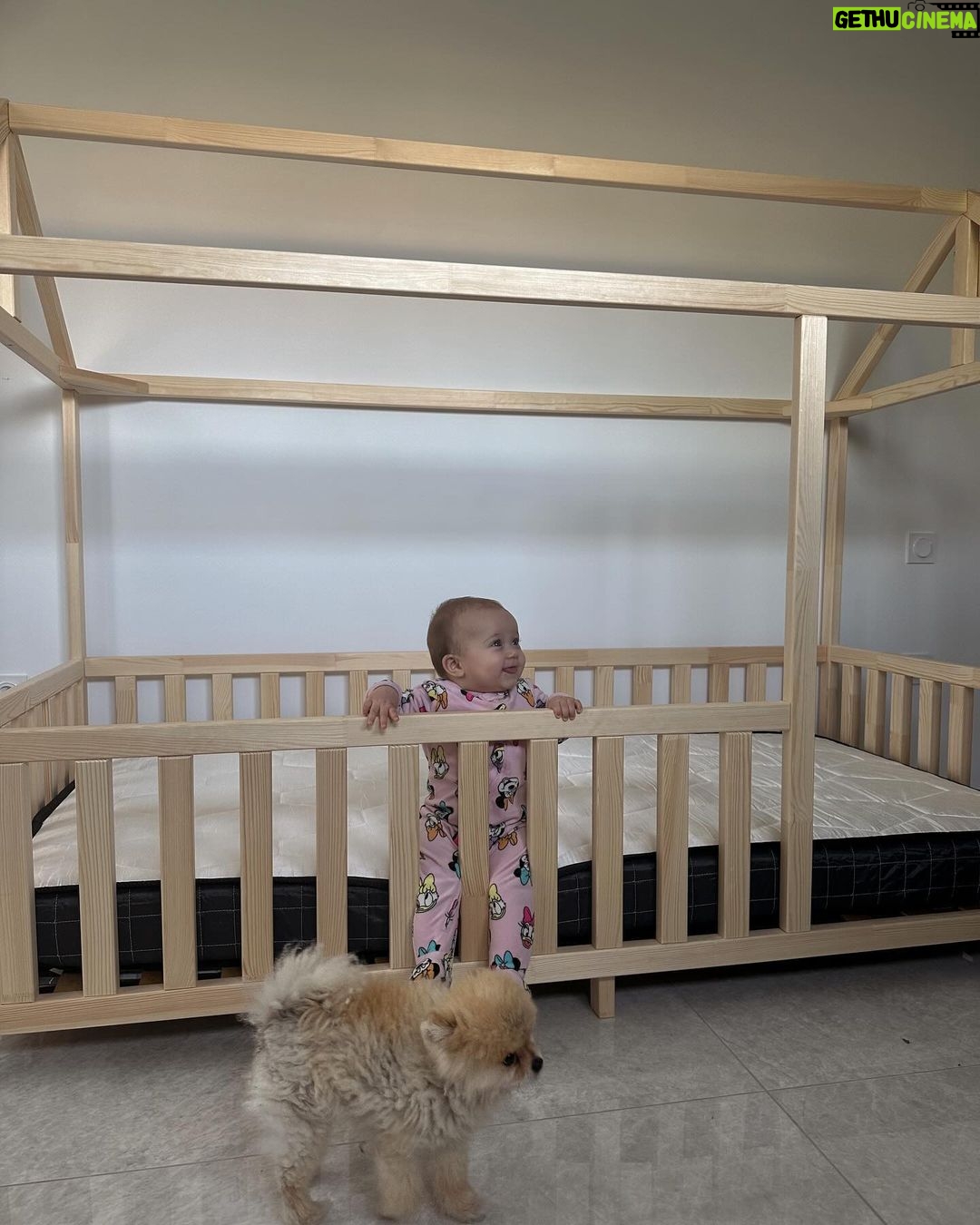 Paga Instagram - Nouvelle étape pour notre amour de Giorgia qui passe bientôt au lit cabane elle auras 10 mois quand la chambre seras terminé je pense ! Elle était ravie et nous aussi 🥹🥲🩵 et vous a quel âge êtes vous passé au lit au sol ? (On va mettre un tapis de sécurité tout le long du lit !) merci encore pour tout @housswood ❤️ Collaboration non rémunérée