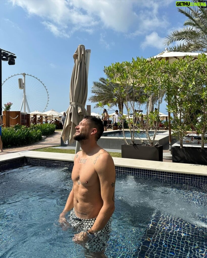 Paga Instagram - DADDY CHOCOLAT 😂🫶 #abdominaux 📸 @giuseppacrl @rixospremiumdubai @all_mea #rixospremiumdubai #rixosmoments #rixoshotels Azure Beach Dubai